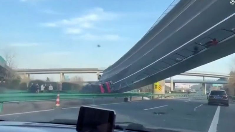 Pod náklaďákem se v Číně zřítil dálniční nadjezd